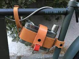 スキットルを自転車にぶら下げる用に作りました スキットル レザークラフト 自転車