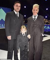 Jul 26, 2021 · sängerin pink hat mit einem süßen schnappschuss ihrer tochter willow zum 10. Pink Reveals She Is Raising Her Children Gender Neutral Celebrity Families Hart And Huntington Mtv Awards