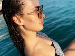 В честь праздника ее звездная мама ольга сумская поделилась архивными фото и неожиданным видео, которое сколыхнуло подписчиков популярной актрисы. Moya Boginya Nachala Buntovat Mishina Zasvetila V Krymu Ultramodnyj Kupalnik Bulvar Shoubiz