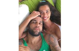 Levei minha esposa para fazer a ultra a idiota não quis e nem teve paciência para ver o sexo daniel alves · desember 27, 2016. A Escapadinha Romantica De Daniel Alves E Da Mulher Para As Maldivas Eis As Fotos Da Viagem