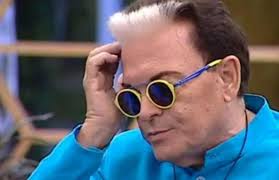 Probabilmente, li indossa solo per look. Cristiano Malgioglio Dolore Sui Social Scomparso Un Amico