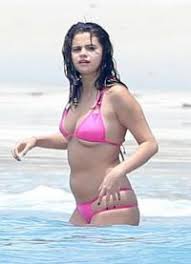 She got that splendid curly hair and. Selena Gomez Im Badeanzug