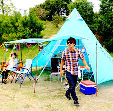 ルックスと快適性の両立 カップルやファミリーにぴったりのリビングスペース付きワンポールテント ワンポールテントのスタイリッシュなルックスはそのままで 便利な2ルーム構造を採用しました リビングスペースがあるため タープテントを別途準備しなくても 快適に