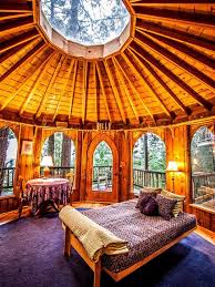 Construir una casa en el árbol lleva una planeación y una construcción cuidadosas, pero tu trabajo duro obtendrá resultados. Una Casa En Un Arbol Construida Por Las Hadas Del Bosque