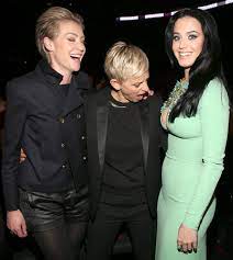 Ellen's net worth is $400 million, according to celebritynetworth. Ellen And Portia Celebrities Funny Ellen And Portia Celebrity Photo