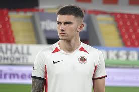 Doğan akdoğan pera güzel sanatlar akademisi oyunculuk eğitimi almıştır. Genclerbirligi Nin Genc Oyuncusu Berat Ozdemir Kimdir Ntvspor Net