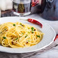 E' per questo che ho voluto fare la videoricetta per svelarvi il segreto degli spaghetti aglio olio e peperoncino. Spaghetti Aglio Olio E Peperoncino The Why Not Midnight Pasta La Cucina Italiana