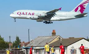 طالب يمني يتعرض لانتهاك صارخ في مطار الدوحة بعد تلاعب القطرية فيديو أبابيل نت