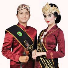 Pakaian yang dikenakan oleh wanita jawa tengah yakni berupa model kebaya solo atau keraton surakarta. 5 Pakaian Adat Jawa Barat Terlengkap Dengan Penjelasannya Coldeja Blog Seputar Informasi Menarik Unik Dan Bermanfaat