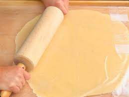 Die decke wird nur noch abgerollt und über die torte gelegt. Marzipandecke Selber Machen So Geht S Lecker