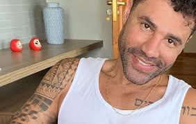 Você finalizou o seu cadastro. Ator Rodrigo Sant Anna Compartilha Raro Momento Ao Lado Do Marido Tnh1