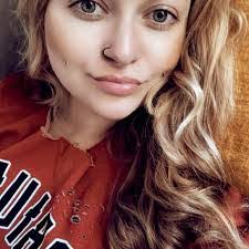 Lisa Devall's Instagram, Twitter & Facebook