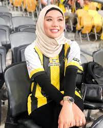 Anim ezati rizki yang baru setahun jagung bertapak dalam bidang penyiaran tanpa bekalan pengalaman, boleh dikatakan telah mencatat perkembangan karier yang mengagumkan apabila sudah diberi peranan mengendalikan tiga program televisyen. Biodata Pengacara Anim Ezati Rizki Bekas Kekasih Safawi Rasid Iluminasi