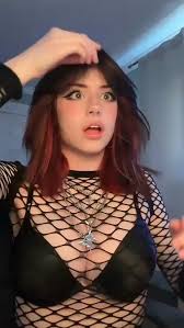 Hannah OwO sings a song and shows her boobs. Leaked - @theda ...