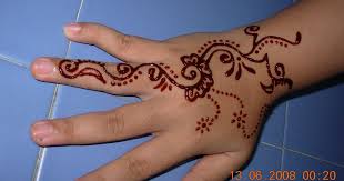 Gambar Henna Yang Mudah Dan Cantik Gambar Corak Henna Simple Balehenna Download Inspirasi Koleksi Henna Pengantin Yang Memukau G Di 2020 Henna Desain Henna Gambar