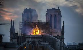 Découvrez la boutique officielle de la cathédrale. Notre Dame Une Video Montre Une Personne Sur Le Toit Et Un Flash Lumineux Juste Avant L Incendie Epoch Times