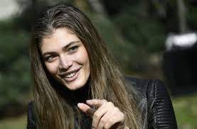 They were frowned upon for not being able to fit into societal roles and coming off as improper examples for customers. Brasilianerin Valentina Sampaio Erstes Transgender Model Auf Dem Vogue Cover Panorama Stuttgarter Nachrichten