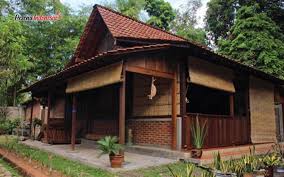 Rumah tradisional ini memiliki bentuk limasan atau dara gepak. 9 Rumah Adat Jawa Timur Yang Unik Beserta Gambar Dan Penjelasan