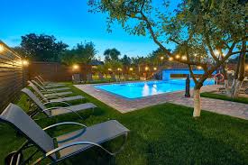 Ea este o moderna statiune de la poalele muntelui postavaru (1030 m. Am GÄƒsit 15 CazÄƒri Excelente Cu PiscinÄƒ ExterioarÄƒ La Munte In Romania