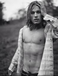 Travis fimmel saltó a la fama por ser el protagonista de una de las campañas más recordadas de calvin klein. Travis Fimmel Sports Illustrated For Women 2002 Travis Fimmel Vikings Travis Fimmel Travis Fimmel Calvin Klein