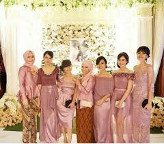 Kelima, berbincanglah dengan pemilik butik ataupun keluarga agar mereka dapat membantu untuk. Model Kebaya Seragam Trend 10 Pernikahan Acara Keluarga Pesta Model Baju Pengiring Pengantin Diary Hijaber