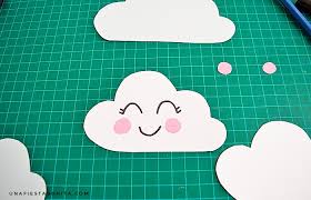 Se trata de un kit muy, muy completo con elegante diseño en blanco y negro para imprimir gratis, para tus fiestas de baby shower o esperando un bebé. Diy Cajita En Forma De Nube Para Dulces Una Fiesta Bonita