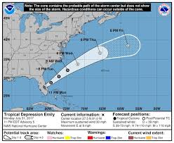 11 pm: centro de Depresión Tropical #Emily está justo al norte de  Everglades. Debe salir de Florida, el martes a.m. cerca de Vero Beach, Fla.  Luego, rápido al Atlántico.