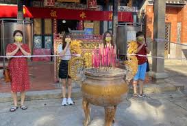 Penyembah nenek moyang, confucianisme dan taiosm semua mengekspresi di tokong cina yang biasa di malaysia. Tahun Baharu Cina Upacara Sembahyang Di Tokong Sederhana Ikut Sop Astro Awani
