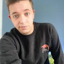 Bonjour à tous, Je vends un aquarium cube de 20L complet Pas de poisson, en  eau pour maintenir les plantes Vendu avec de nombreux accessoires : Vous  avez des décorations, plantes, pompe