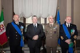 La sopraffascia del berretto è costituita da un nastro di seta damascata nera alto 44 mm. Roma Smmm Il Gen Abrate Alla Cerimonia Del Cambio Del Capo Di Stato Maggiore Della Marina Militare Paperblog