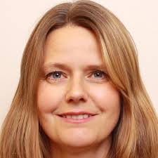 Carin Ersdotter vandrar som sjuttonåring från hembyn Djura i Leksand till  Stockholm 1832. Hon får så småningom arbete som mjölkpiga på Järla gård i  Nacka. Carins uppgift blir att varje dag sälja