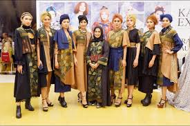 Desain baju batik embos couple kombinasi desain baju kebaya batik via batikcouple.web.id. Busana Kantoran Dengan Mengusung Tema Etnik