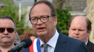 Face au marché de Noël, les commerçants font le dos rond