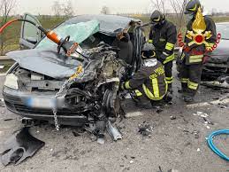 Al volante delle vettura una quarantacinquenne piacentina, che si sarebbe fermata. Incidente Stradale Sulla Ss 235 Tre Auto E Un Autobotte Coinvolte Arriva L Elisoccorso Prima Pavia