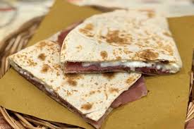 «in quelle fatte in casa, invece, basta aggiungere poco olio di buona qualità per ottenere un risultato più sano e ridurre le calorie. Piadina Romagnola Fatta In Casa Ricetta Tradizionale Occhio Ai 5 Errori