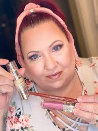 Glow that catches the light ✨ The Illuminating Skin Enhancer liquid drops  are packed with light-reflecting pearl pigments that blend effortlessly  into the skin for a smooth, radiant glow. 💫 Use them