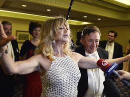 Von beziehung soll noch keine rede sein, aber die beiden sind gerade damit beschäftigt, sich. Wien Richard Lugner Mit Goldie Hawn Beim Opernball Im Gluck Rheinische Anzeigenblaetter De