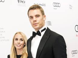 Manuel neuer mit freundin nina auf dem roten teppich. Manuel Neuer Freundin Nina Weiss Ist Keine Typische Spielerfrau