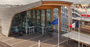 The rivers blavet and scorff. Ein Bahnhof In Schiffsform In Lorient Sncf