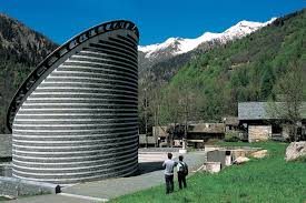 Un ascensore sale fino in cima alla cupola per permettere ai visitatori di ammirare da vicino i famosi affreschi rottmayr. Pin On Mario Botta