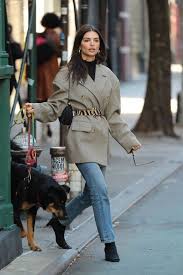 Emily Ratajkowski Proves An Oversized Blazer Is Key Le Fashion Oversized Blazer Emily Ratajkowski Fashion