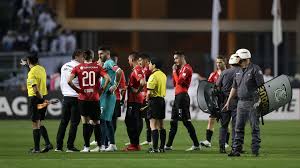 Todo sobre el partido santos vs. Escandalo En Brasil Suspenden El Partido De Independiente Y Santos Por Incidentes Entre Los Hinchas Locales Y La Policia Infobae