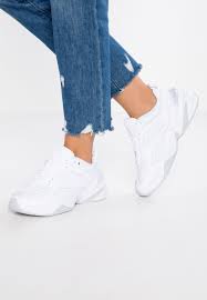 Многослойный верх повторяет силуэт оригинальной модели monarch, а массивная подметка заимствована у популярной версии monarch iv. Nike Sportswear M2k Tekno Sneaker Low White Pure Platinum Weiss Zalando De