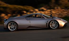 This is a designer car, with great engine and luxury comfort. Bugatti Veyron Bis Toyota Prius Die Autos Der Tech Milliardare