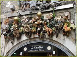 Un Fleuriste Qui Suit Les Saisons Noel Mon Jardin Du Bonheur Deco Vitrine Noel Decoration Noel Exterieur Vitrine Noel