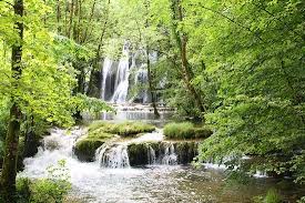 Arbois Un Village De Charme En Franche Comte Bourgogne Cascade Des Tufs Voyage Et Tourisme Franche Comte
