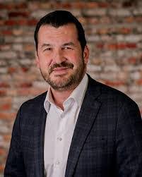 Kelly Earls's Instagram, Twitter & Facebook