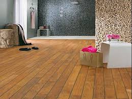 Un Parquet Dans La Salle De Bains C Est Possible Salle De Bain Teck Parquet Salle De Bain Salle De Bain Jaune Et Noir