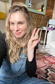 Samantha Violet's Instagram, Twitter & Facebook