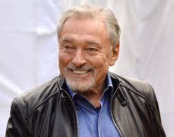 Vyrobeno bylo v roce 1995 a aktuálně má podle inzerátu, který najdete zde, najeto 300 tisíc kilometrů. File Karel Gott 2017 Jpg Wikimedia Commons